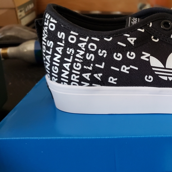 Adidas shoes - Picture 3 of 4